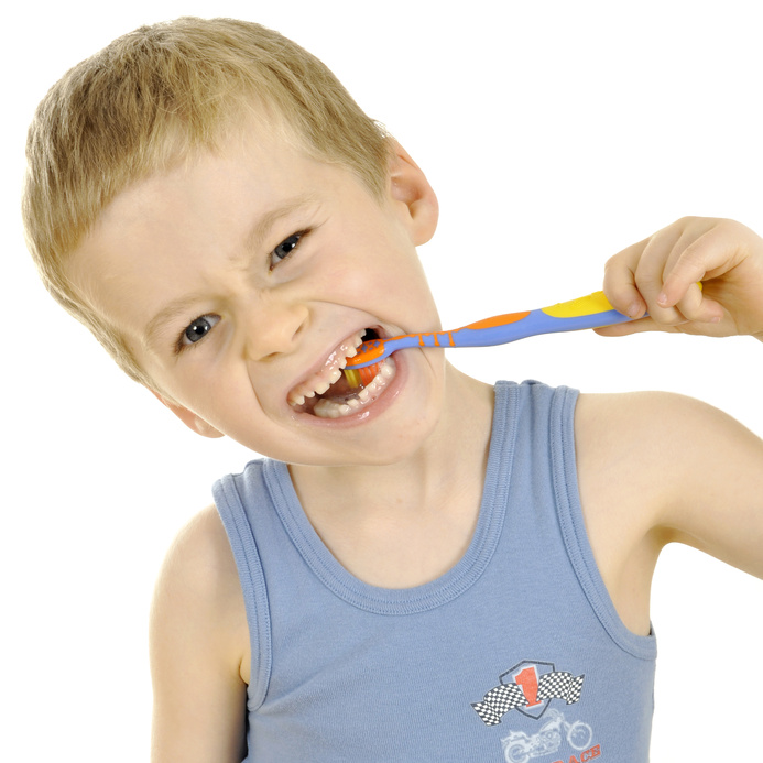 Junge hat Spaß beim Zähneputzen